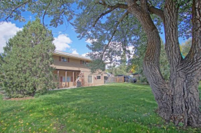 Pet Friendly, Wood Burning Fireplace, On Bus Route, Easy Walk to Main Street
